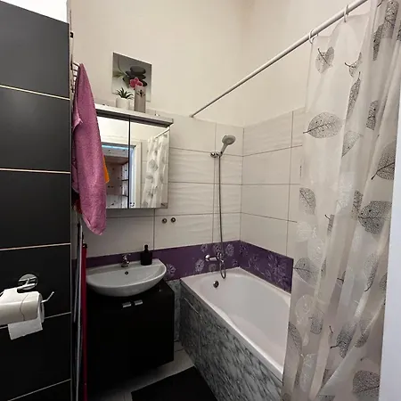 1 - Izbovy S Kupelnou Appartamento Bratislava